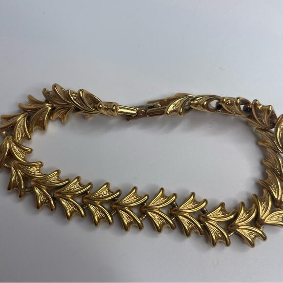 Vintage Napier Gold Tone fantasy Leaf link bracelet - Picture 2 of 7